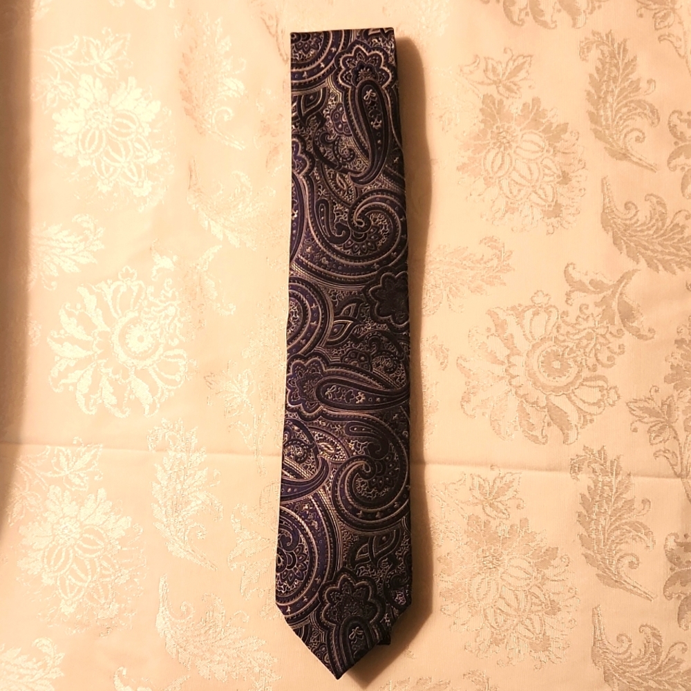 NEW.  MICHAEL KORS MEN'S NECK TIE.  NAVY, GRAY AND WHITE PATTERN.  NWOT